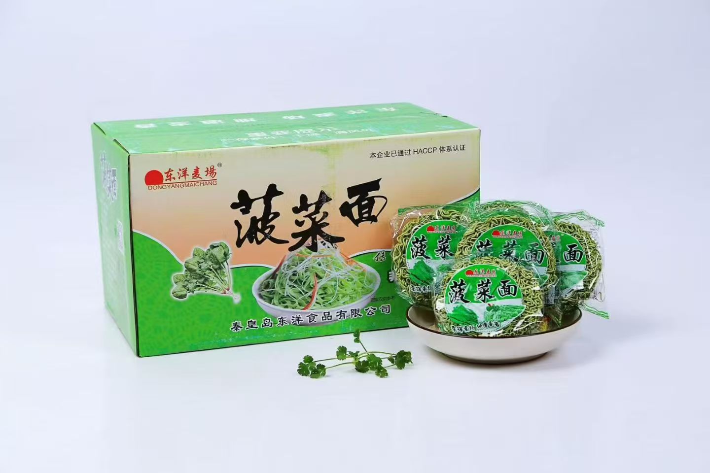 Hvor mange tons instant nudelblokke producerer Qinhuangdao Dongyang Food årligt?